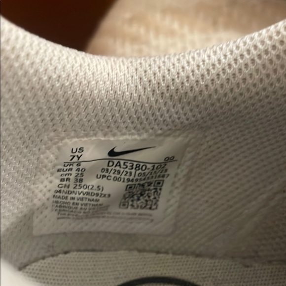 Nike legacy court Youth size 7 fits women size 8-8.5 - Picture 3 of 10